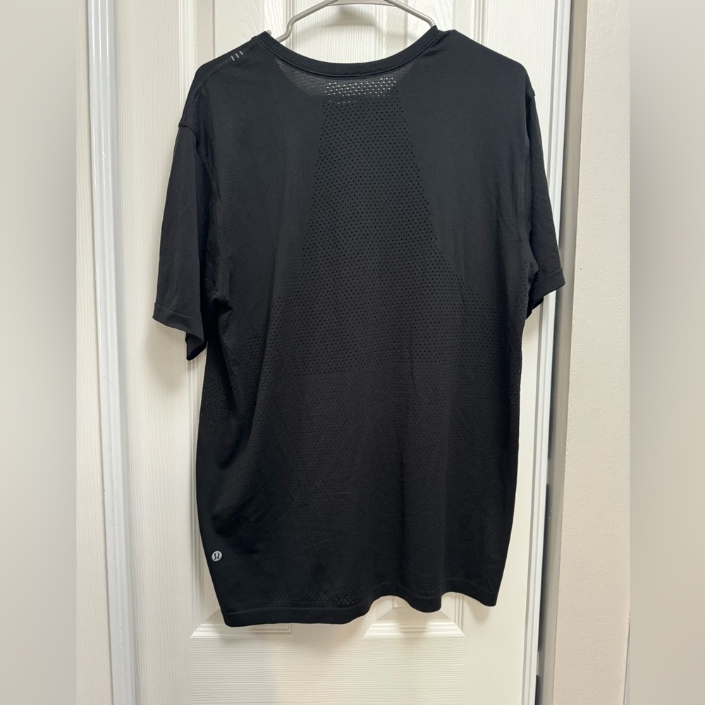 Lululemon Performance Shirt Mens XL Short Sleeve Crew Neck Black Vented